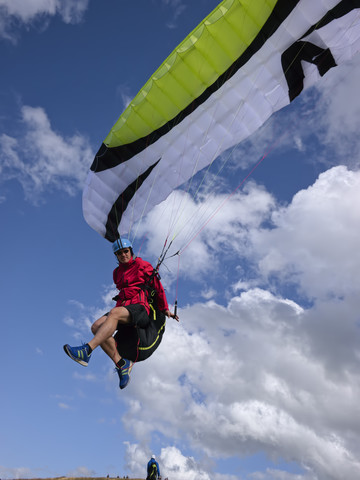 Paraglider in der Luft, lizenzfreies Stockfoto