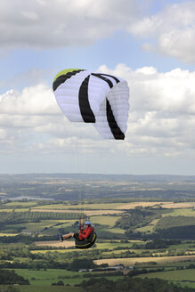 Frankreich, Bretagne, Finistere, Paraglider in der Luft - LAF001042