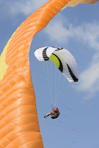 Paraglider in der Luft, lizenzfreies Stockfoto