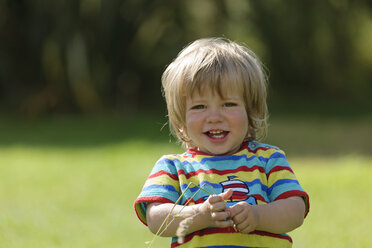 France, Britanny, Sainte-Anne-la-Palud, portrait of smiling little boy - LAF001142