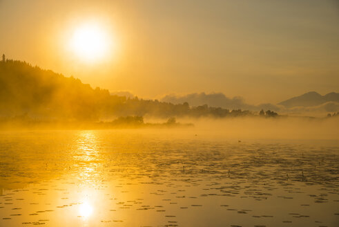 Deutschland, Bayern, Füssen, Blick auf den Hopfensee bei Sonnenaufgang - WGF000457