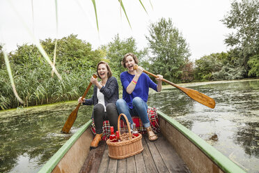 Zwei verspielte junge Frauen im Ruderboot - DISF001030