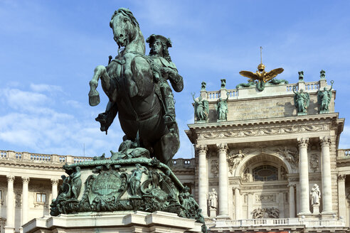 Österreich, Wien, Blick auf die beleuchtete Hofburg und die Aquatrian-Skulptur Prinz Eugen im Vordergrund - WEF000233