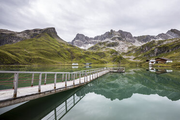 Austria, Vorarlberg, Lechtal Alps, Lake Zuersersee, wooden boardwalk - STSF000513