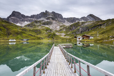 Austria, Vorarlberg, Lechtal Alps, Lake Zuersersee, wooden boardwalk - STSF000514