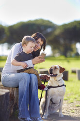 Mutter und kleiner Sohn mit Hund - ZEF000872