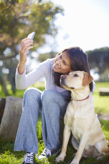 Frau macht ein Selfie mit ihrem Hund - ZEF000865