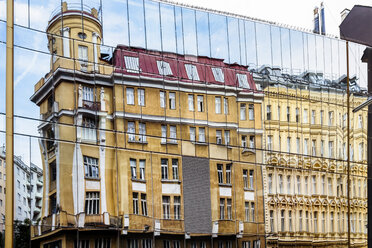 Österreich, Wien, Altstadt, alte Häuser, Spiegelung in einer Glasfassade - WEF000237