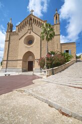 Spanien, Balearen, Mallorca, Arta, Blick auf die Kirche - MHF000331