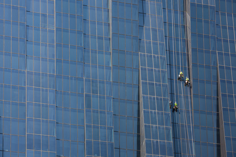 Österreich, Wien, Donau City, Fensterputzer im DC Tower 1, lizenzfreies Stockfoto