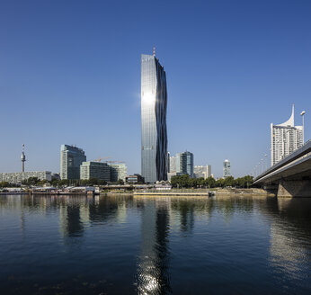 Österreich, Wien, Donau City, Wolkenkratzer und Donau - DISF001039