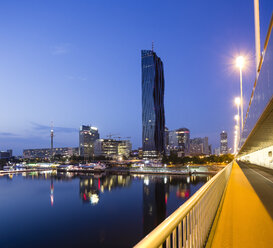 Österreich, Wien, Donau City, DC Tower 1 und Reichsbrücke am Abend - DISF001035