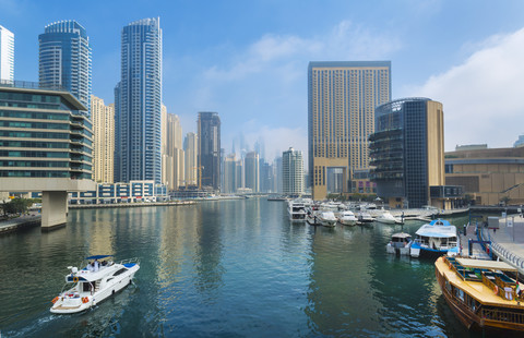 Vereinigte Arabische Emirate, Dubai, Dubai Marina, Yachthafen mit Wolkenkratzern, lizenzfreies Stockfoto