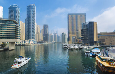 Vereinigte Arabische Emirate, Dubai, Dubai Marina, Yachthafen mit Wolkenkratzern - HSIF000337