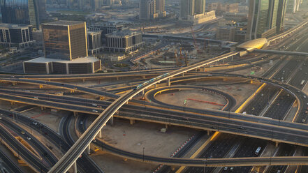 Vereinigte Arabische Emirate, Dubai, Luftaufnahme der Sheikh Zayed Road und der U-Bahn - HSIF000340