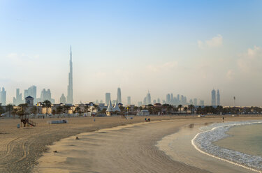 Vereinigte Arabische Emirate, Dubai, Skyline von Dubai vom Jumeirah-Strand aus - HSIF000345