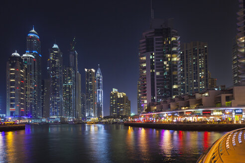 Vereinigte Arabische Emirate, Dubai, Dubai Marina bei Nacht - HSIF000346