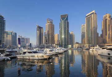 Vereinigte Arabische Emirate, Dubai, Dubai Marina, Yachthafen mit Wolkenkratzern - HSIF000347
