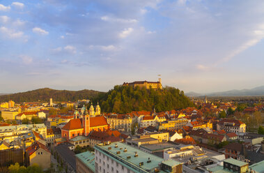 Slovenia, Ljubljana, Ljubljana city center, Ljubljana Castle and Franciscan Church of the Annunciation in the evening light - HSIF000349