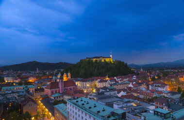 Slovenia, Ljubljana, Ljubljana city center, Ljubljana Castle and Franciscan Church of the Annunciation at dusk - HSIF000350