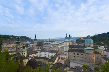 Österreich, Salzburg, Stadtzentrum, Kirche St. Peter und Salzburger Dom - HSIF000351