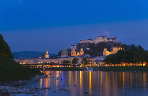 Österreich, Salzburg, Fluss Salzach, Burg Hohensalzburg in der Abenddämmerung - HSIF000352