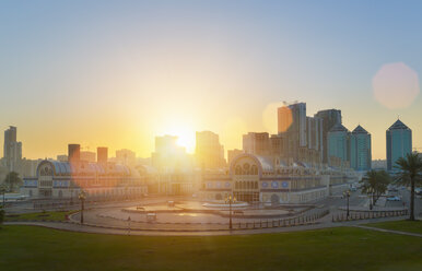 Vereinigte Arabische Emirate, Sharjah, Blauer Souk bei Sonnenaufgang - HSIF000353