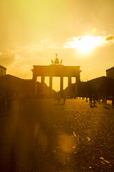 Deutschland, Berlin, Berlin-Mitte, Brandenburger Tor, Pariser Platz und Touristen in der Sonne - KRPF001149