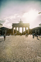 Deutschland, Berlin, Berlin-Mitte, Brandenburger Tor, Pariser Platz und Touristen in der Sonne - KRPF001150