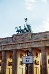 Deutschland, Berlin, Pariser Platz, Brandenburger Tor - KRPF001151