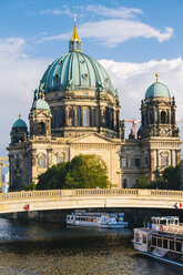 Germany, Berlin, view to Berlin cathedral with tour boats on Spree River in the foreground - KRPF001152