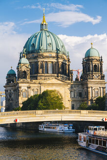 Deutschland, Berlin, Blick auf den Berliner Dom mit Ausflugsbooten auf der Spree im Vordergrund - KRPF001152