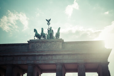 Deutschland, Berlin, Berlin-Mitte, Brandenburger Tor, Quadriga gegen die Sonne - KRPF001153