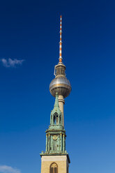 Deutschland, Berlin, Blick auf den Fernsehturm mit der Marienkirche im Vordergrund - KRPF001130