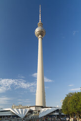 Deutschland, Berlin, Blick auf den Fernsehturm am Alexanderplatz - KRPF001131