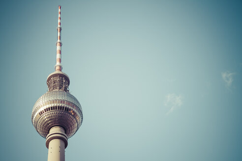 Deutschland, Berlin, Blick auf den oberen Teil des Fernsehturms - KRPF001132