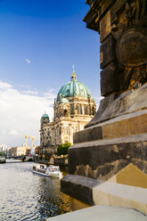 Deutschland, Berlin, Blick auf den Berliner Dom mit Ausflugsboot auf der Spree im Vordergrund - KRPF001158