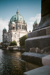 Deutschland, Berlin, Blick auf den Berliner Dom mit der Spree im Vordergund - KRPF001159