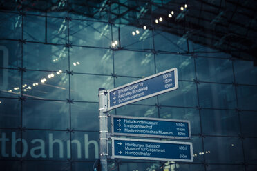 Deutschland, Berlin, Schilder am Hauptbahnhof - KRPF001145