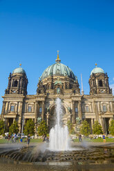 Deutschland, Berlin, Blick auf den Berliner Dom mit Springbrunnen im Vordergrund - KRPF001154