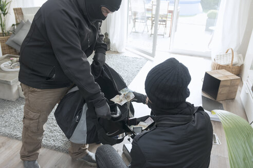 Zwei Einbrecher bei der Arbeit in einem Einfamilienhaus zur Tageszeit - ONF000615