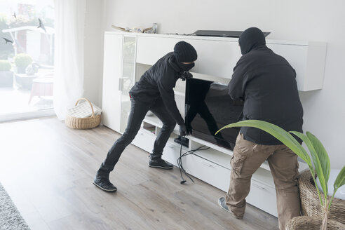 Zwei Einbrecher bei der Arbeit in einem Einfamilienhaus zur Tageszeit - ONF000624