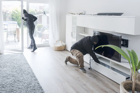 Zwei Einbrecher bei der Arbeit in einem Einfamilienhaus zur Tageszeit - ONF000627