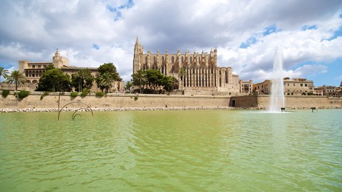 Spanien, Balearische Inseln, Mallorca, Palma, Blick auf die Kathedrale La Seu, lizenzfreies Stockfoto