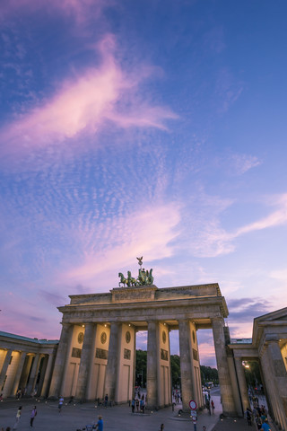 Deutschland, Berlin, Pariser Platz, Brandenburger Tor bei Sonnenuntergang, lizenzfreies Stockfoto