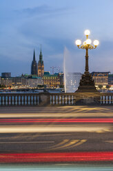 Deutschland, Hamburg, Binnenalster, Blick von der Lombardbrücke am Abend - RJ000282