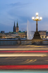 Germany, Hamburg, Inner Alster Lake, view from the Lombard bridge in the evening - RJ000282
