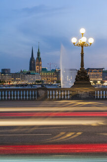 Deutschland, Hamburg, Binnenalster, Blick von der Lombardbrücke am Abend - RJ000282