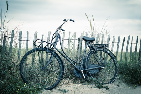 Niederlande, Noordwijk, Fahrrad am Strand, lizenzfreies Stockfoto