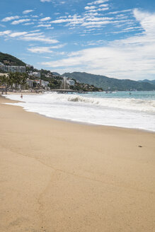 Mexiko, Jalisco, Puerto Vallarta, Blick auf den Strand Los Muertos - ABAF001481